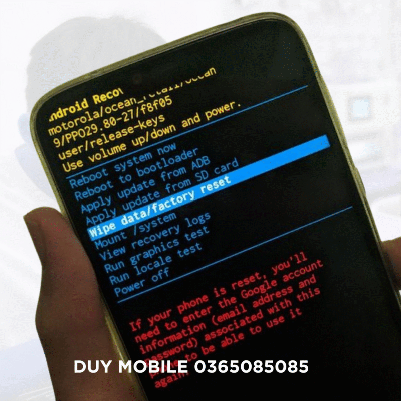 Điện thoại tự vào chế độ Recovery hoặc Reset thường do phím nguồn bị kẹt, bo nguồn chập hoặc lỗi phần mềm, Duy Mobile là địa chỉ uy tín chuyên kiểm tra – khắc phục – thay linh kiện chính hãng, sửa nhanh trong 45–90 phút, bảo hành 6 tháng, hotline 0365 085 085,
